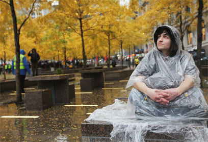 יש מחאה, אין אוהלים. מפגין בפארק זוקוטי בניו יורק (צילום: AFP) (צילום: AFP)