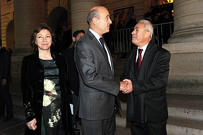 רליון (מימין) לצדו של שר החוץ הצרפתי אלן ז'ופה בפריז (צילום: AFP) (צילום: AFP)