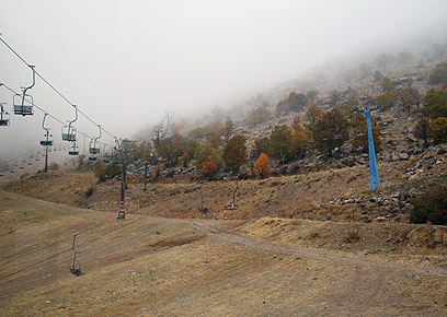 צריך 40 ס"מ שלג בחלק התחתון לסקי. באתר מכינים את הרכבל (צילום: מאור בוכניק) (צילום: מאור בוכניק)
