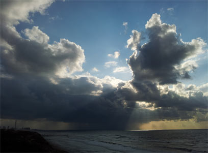 עננים מכסים את חוף הצוק בתל אביב (צילום: דודי גילאור    ) (צילום: דודי גילאור    )