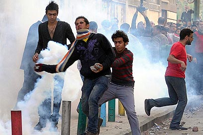 Protesers clash with police Saturday (Photo: Reuters)