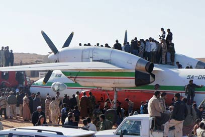 המונים מתכנסים סביב המטוס שהביא את קדאפי (צילום: MCT) (צילום: MCT)