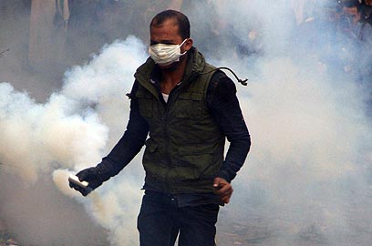 גז מדמיע על מפגינים, אבנים על כוחות הביטחון. תחריר (צילום: רויטרס) (צילום: רויטרס)