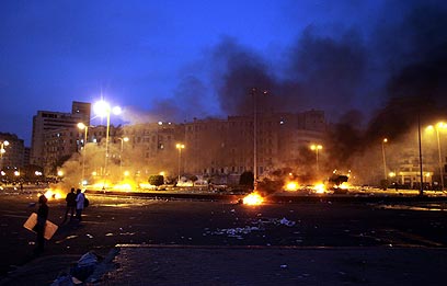 זירת מלחמה. כיכר המחאה בעיר הבירה המצרית (צילום: EPA) (צילום: EPA)