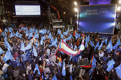 חגיגת המנצחים. תומכי המפלגה השמרנית במדריד (צילום: EPA) (צילום: EPA)