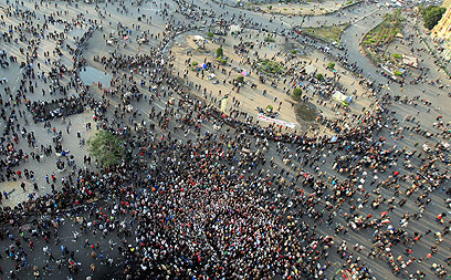 הכיכר המרכזית בבירת מצרים, היום. מרביצים גם לנשים (צילום: EPA) (צילום: EPA)