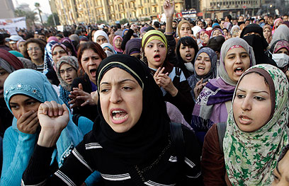 מפגינות בכיכר א-תחריר. החוק החדש לא יספק אותן (צילום: AP) (צילום: AP)