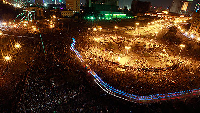 כיכר א-תחריר בקהיר בסמוך להודעת ההתפטרות של הממשלה (צילום: רויטרס) (צילום: רויטרס)