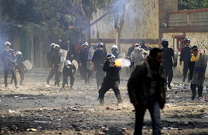 יום רביעי לעימותים האלימים. ירי שוטרים על מפגינים (צילום: AP) (צילום: AP)