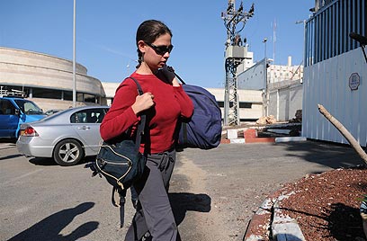 ענת קם מגיעה לכלא נווה תרצה (צילום: ירון ברנר) (צילום: ירון ברנר)