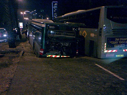 האוטובוס שקע, הנוסעים חולצו (צילום: גלעד מורג) (צילום: גלעד מורג)