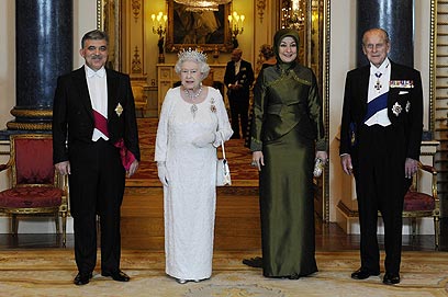 תמונת מחזור. המלכה והזוג הנשיאותי של טורקיה (צילום: MCT) (צילום: MCT)