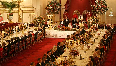 ארוחת מלכים. אירוח כיד המלך לטורקים בארמון בקינגהאם (צילום: MCT) (צילום: MCT)