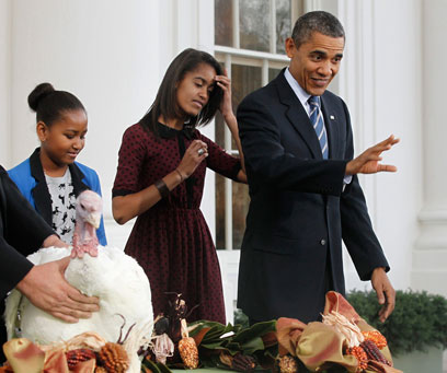 הביא איתו את הבנות. משפחת אובמה והתרנגול בר המזל (צילום: AP) (צילום: AP)