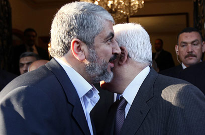 Palestinian agreement? Abbas and Mashaal (Photo: AFP)