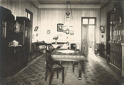 תצלום נדיר של חדר אורחים בבית לא ידוע באחוזת בית, מאוסף הקבלן שמואל וילסון. צולם ב-1914 לערך. בקירות ובתקרה מצוירים לוחות עץ  (צילום: שי פרקש) (צילום: שי פרקש)