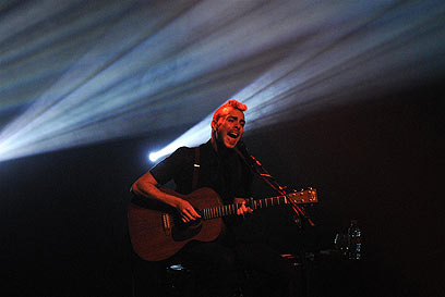 מסוגל לשיר במקביל לפריטה מורכבת על הגיטרה (צילום: ירון ברנר) (צילום: ירון ברנר)