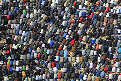 מתפללים בכיכר תחריר, אחרי המהפכה (צילום: AFP) (צילום: AFP)