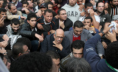 המועמד לנשיאות מוחמד אל-בראדעי הגיע לתמוך במפגינים בכיכר (צילום: AFP) (צילום: AFP)