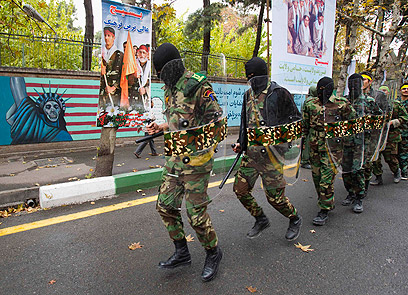 משתתפים בקרבות נגד המורדים. אנשי משמרות המהפכה האיראניים (צילום: רויטרס) (צילום: רויטרס)