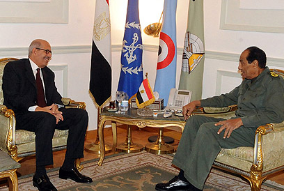 אל-בראדעי (משמאל) והגנרל טנטאווי (צילום: AFP PHOTO / HO / EGYPTIAN MILITARY OFFICE) (צילום: AFP PHOTO / HO / EGYPTIAN MILITARY OFFICE)