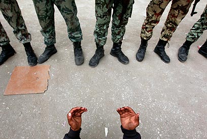 מתפלל באזור כיכר א-תחריר מול כוחות ביטחון (צילום: רויטרס) (צילום: רויטרס)
