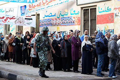 חייל ליד תור ארוך שהשתרך ליד קלפי בקהיר (צילום: רויטרס) (צילום: רויטרס)