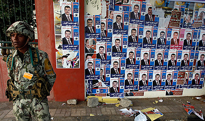 חייל מחוץ לקלפי בקהיר (צילום: AP) (צילום: AP)