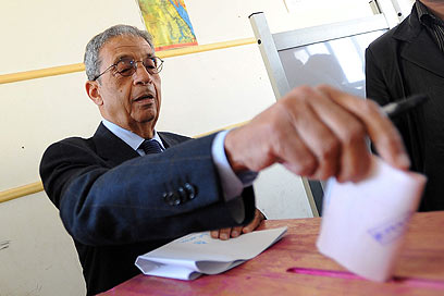 המועמד לנשיאות עמרו מוסא מצביע בשבוע שעבר (צילום: EPA) (צילום: EPA)