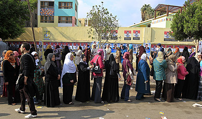 נשים מחכות להצביע במצרים (צילום: AFP) (צילום: AFP)