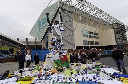 אוהדי לידס חולקים כבוד אחרון לגארי ספיד מחוץ לאצטדיון אלנד רואד (צילום: רויטרס) (צילום: רויטרס)