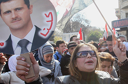 בסיס התמיכה נסדק. הפגנת תמיכה באסד בדמשק (צילום: AFP) (צילום: AFP)