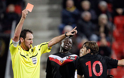 שופט כדורגל. מה קורה כאשר החברה מוציאה לשופט כרטיס אדום? (צילום: רויטרס) (צילום: רויטרס)