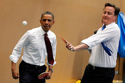 אובמה וקמרון במשחק פינג פונג משותף (צילום: רויטרס) (צילום: רויטרס)