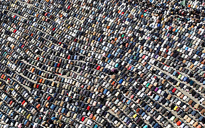 מתפללים בהפגנת "האחים המוסלמים" בתחריר (צילום: רויטרס) (צילום: רויטרס)
