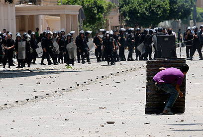 שריד התקוממות בקהיר. מפגין מול חיילים בבירה (צילום: רויטרס) (צילום: רויטרס)