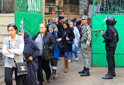 מחכים בתור לקלפי בקהיר. הצבא על המשמר (צילום: רויטרס) (צילום: רויטרס)