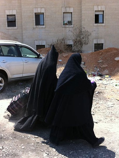 אחת מהנשים (משמאל) באופנה החדשה