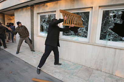 מתפרעים מנצפים חלונות במתחם. נשלחו בידי המשטר? (צילום: AP) (צילום: AP)