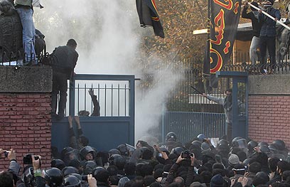 מהומה בפתח שגרירות בריטניה וטהרן, היום בצהריים (צילום: AFP) (צילום: AFP)