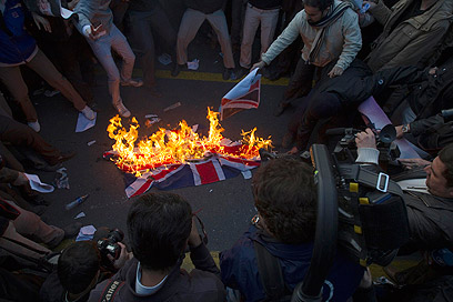 דגלי בריטניה החולפו באלה של איראן - והועלו באש (צילום: רויטרס) (צילום: רויטרס)