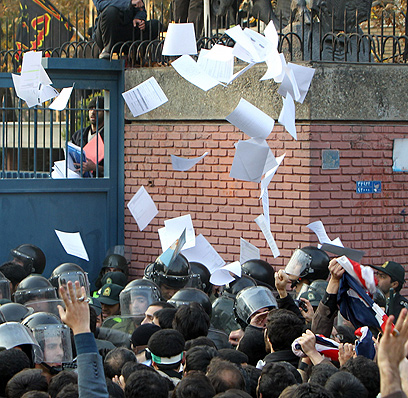 מפריחים לאוויר מסמכים שנלקחו מהשגרירות (צילום: AFP) (צילום: AFP)