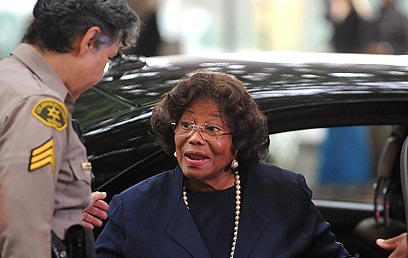 קתרין ג'קסון, אמו של מייקל ג'קסון בדרך לבית המשפט (צילום: EPA) (צילום: EPA)