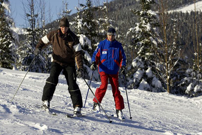 שיעור עם מדריך סקי. לא כדאי לוותר  (צילום: Skol Max    ) (צילום: Skol Max    )