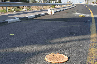 הפיצה שנותרה על הכביש (צילום: עידו ארז) (צילום: עידו ארז)