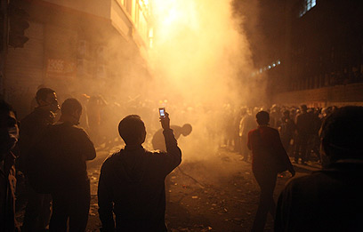 סמארטפון בלב ההפגנות בקהיר (צילום: gettyimages) (צילום: gettyimages)