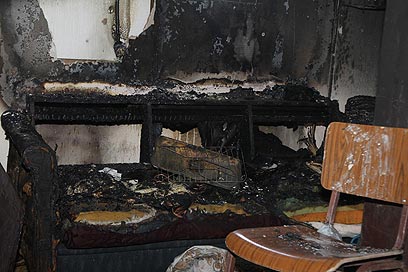 המיטה והתנור החשמלי שנשרף  (צילום: גיל יוחנן) (צילום: גיל יוחנן)