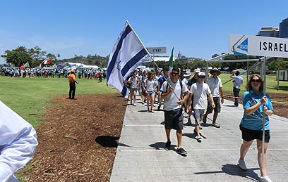 דגל יש לו, מה עם מדליה? שחר צוברי והמשלחת הישראלית (צילום: איגוד השייט) (צילום: איגוד השייט)