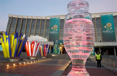 גביע היורו מזכוכית מוצג לראווה מחוץ לאולם הכנסים בקייב (צילום: רויטרס) (צילום: רויטרס)