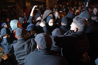 בהפגנה בתל-אביב אמש (צילום: בן קלמר) (צילום: בן קלמר)